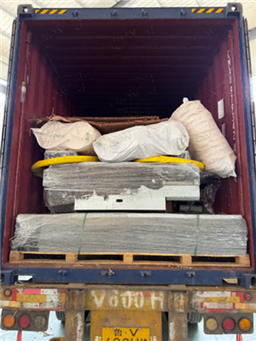 Memuat peralatan unggas ke Brasil